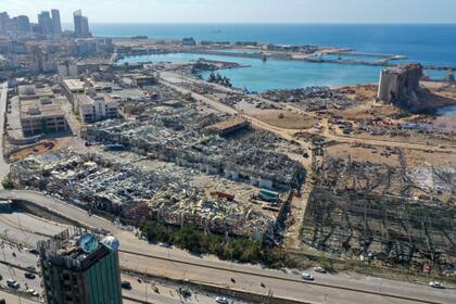 Una vista aérea muestra el daño masivo hecho a los silos de granos del puerto de Beirut tras las explosiones de ayer