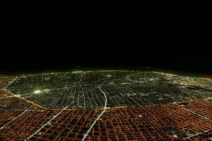 Una vista aérea que muestra la iluminación led de la ciudad de Buenos Aires