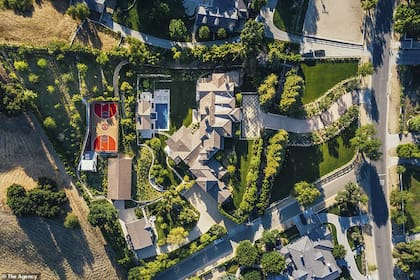Una vista área de la imponente finca que compró Madonna: el terreno tiene una excelente ubicación en una esquina con vistas a las colinas