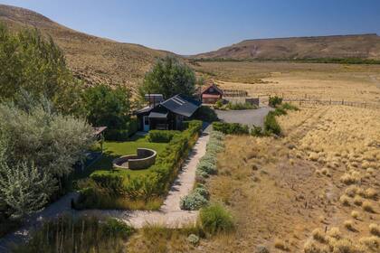 Una vista área de Tres Ríos Casa de Campo. El lodge debe su nombre a la cercanía de los ríos Aluminé, Collón Curá y Chimehuin, pero también a la intención de hacer sentir a los huéspedes como en casa.