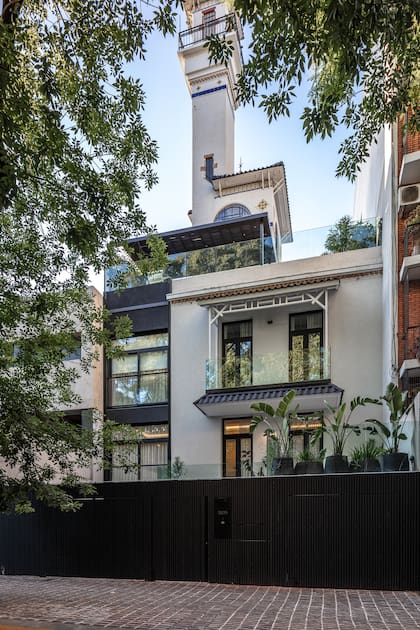 Una vista completa desde la vereda hasta la punta más alta