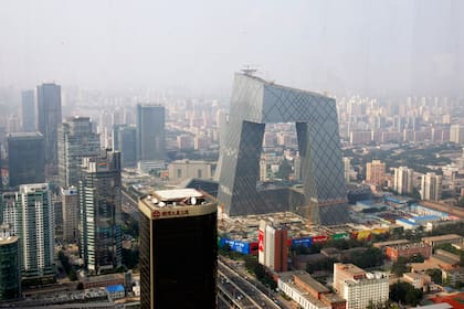 Una vista de "el pantalón", la sede de la televisión estatal china