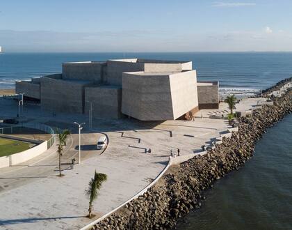 Una vista de Foro Boca, en una zona afectada por huracanes. Las cajas macizas frenan el viento y el cambio de escalas juegan con la escollera.