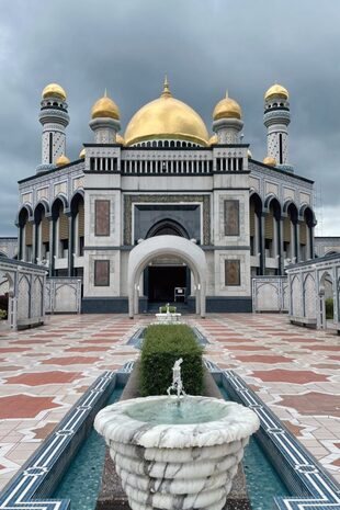 Una vista de Istana Nurul Iman, el increíble palacio de 200 mil metros cuadrados donde se realizaron todas las ceremonias. La construcción está en las afueras de Bandar Seri Begawan, la capital del sultanato. Además de tener 1.788 habitaciones, 257 baños, cuenta con cinco piletas y bóvedas de oro.