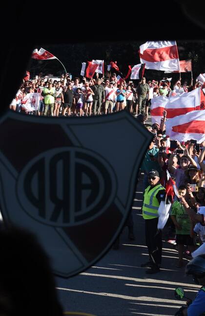 Una vista de la bienvenida desde dentro del ómnibus que trasladó al plantel, que se preparará durante ocho días en la bucólica ciudad neuquina.
