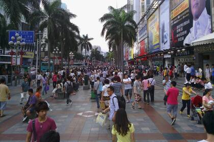 Una vista de la calle que concentra la venta minorista de tecnología de la ciudad de Shenzhen