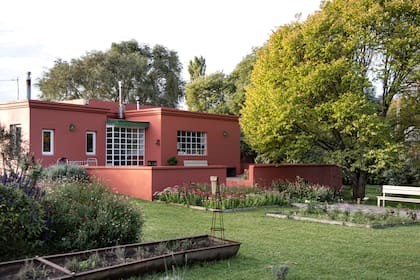 Una vista de la casa y sus bellísimos canteros.