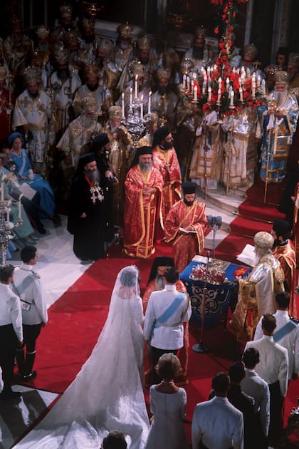 Una vista de la catedral, durante la ceremonia de casamiento entre Constantino y Ana María de Dinamarca, que eran primos. Cuando se enamoraron, él tenía 19 años y ella, solo 13. Tuvieron que esperar a que Ana María cumpliera los 18 para poder casarse.