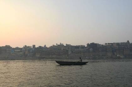 Una vista de la ciudad de Varanasi desde el río Ganges
