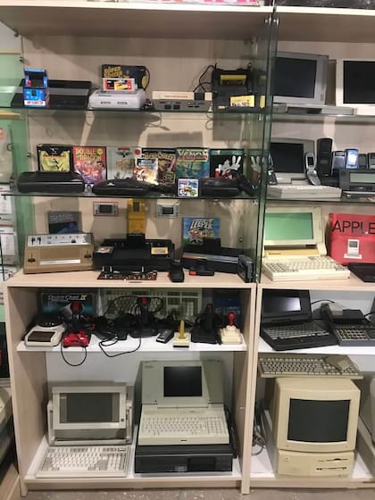 Una vista de la colección de computadoras antiguas del museo de informática de Mariupol, en Ucrania, antes de ser destruido por el bombardeo ruso