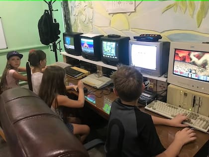 Una vista de la colección de computadoras antiguas del museo de informática de Mariupol, en Ucrania, antes de ser destruido por el bombardeo ruso