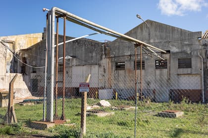 Un monasterio abandonado y las ruinas de una fábrica láctea: Gándara, un pueblo casi fantasma a una hora de Buenos Aires 27 Una vista de la fábrica abandonada.