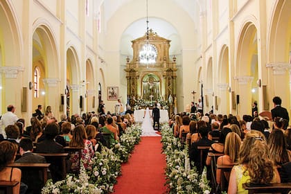 Una vista de la iglesia, decorada con flores blancas.