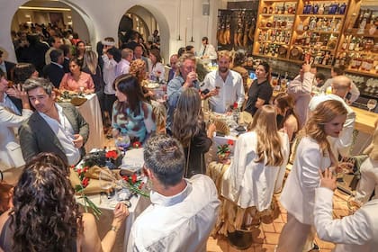 Una vista de
la inauguración de
este emblemático
restaurante malagueño
en Marbella, en la que
hubo degustación de
vinos acompañada de
jamón ibérico, croquetas
de puchero y jamón
de bellota, entre otras
delicias.