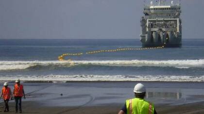 Una vista de la instalación de la fibra óptica submarina que llega a Las Toninas, Buenos Aires