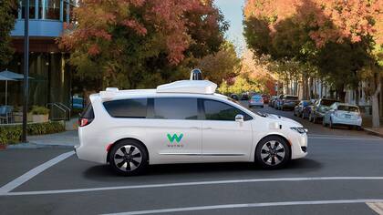 Una vista de la minivan Pacifica de Chrysler junto al módulo de conducción autónoma Waymo de Google