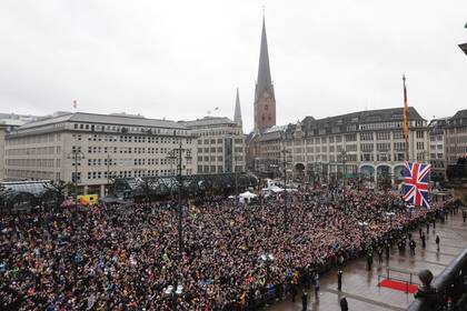 Una vista de la multitud que se congregó fuera del ayuntamiento de Hamburgo antes de la visita de Carlos III y Camilla.