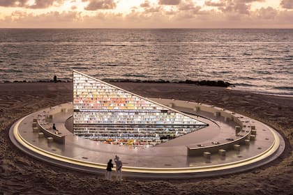 Una vista de la obra Library of Us en Miami Beach, con sus 2500 libros, sus mesas giratorias y el espejo de agua en el centro que refleja la instalación