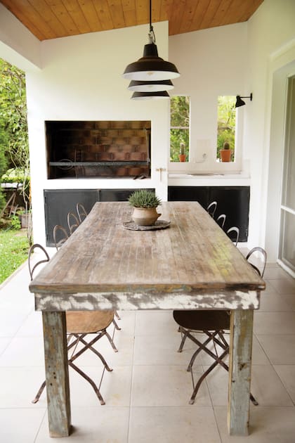 Una vista de la parrilla, con una mesa generosa para recibir amigos.