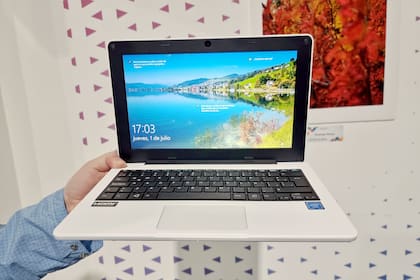 Una vista de la primera netbook de referencia del Plan Juana Manso, que busca fortalecer la conectividad de los estudiantes