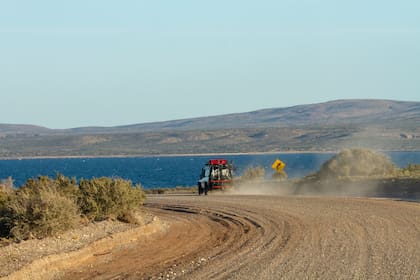 Una vista de la Ruta 1 que bordea el mar argentino.