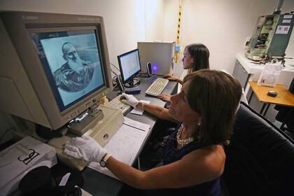Una vista de la sala de digitalización de la Biblioteca Nacional del Congreso Argentino. Los integrantes de la Asociación Francesa de Archivistas sostienen que el derecho a ser olvidado en la Red puede complicar la digitalización de documentos públicos