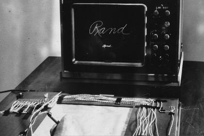 Una vista de la tableta digitalizadora de RAND; creada en la década de 1960, en la que se probó el primer sistema de identificación facial