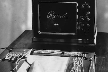 Una vista de la tableta digitalizadora de RAND; creada en la década de 1960, en la que se probó el primer sistema de identificación facial