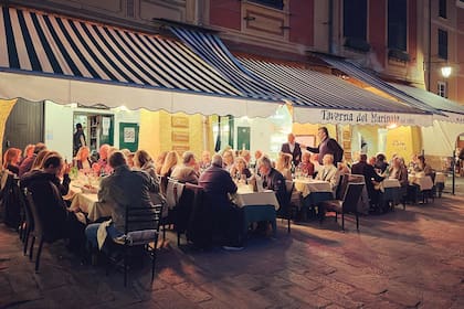 Una vista de la Taverna del Marianio, uno de los lugares más buscados de Portofino por su propuesta gastronómica (mediterránea y con el toque de la región de Liguria) y por su inmejorable ubicación frente al puerto. 