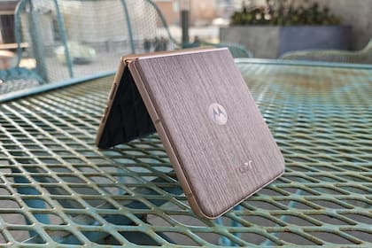 Una vista de la versión Mountain Trail de Pantone, el socio de Motorola en el diseño y colores de los nuevos Razr 60 Ultra