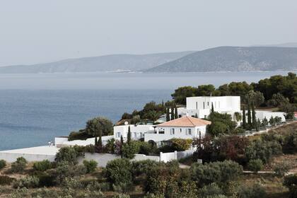 Una vista de la villa que los Reyes tienen en Doroyfi, cerca de Kranidi, al sur de Grecia. La propiedad, adquirida en 2012 tras la venta de su residencia de Mozambique, tiene 4000 metros, tres viviendas independientes y muelle privado. Según se estima, vale cerca de 5 millones de euros