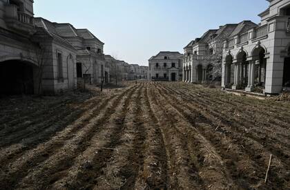 Una vista de las construcciones sin terminar en un proyecto inmobiliario abandonado durante más de dos décadas en Shenyang