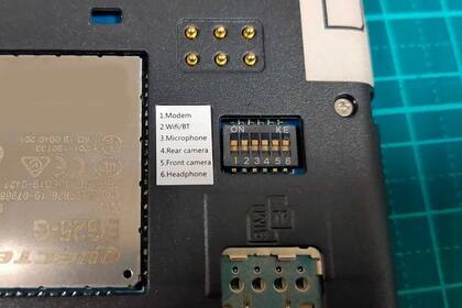 Una vista de los interruptores físicos del PinePhone, que permiten deshabilitar las principales funciones del smartphone para preservar la privacidad del usuario