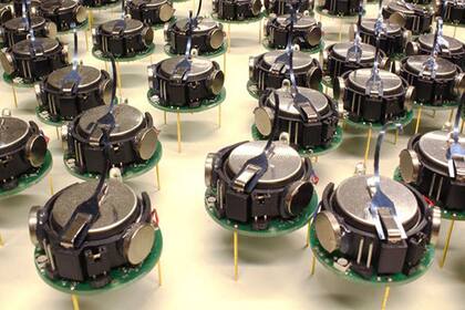 Una vista de los Kilobots, unos robots del tamaño de una moneda que trabajan en conjunto de forma autónoma