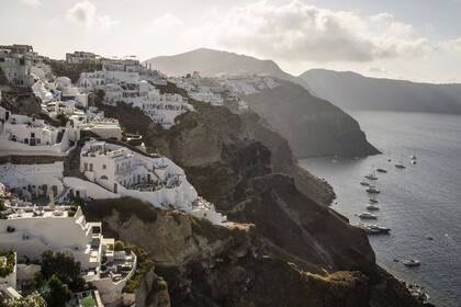 Una vista de Oia, un pueblo costero en Santorini