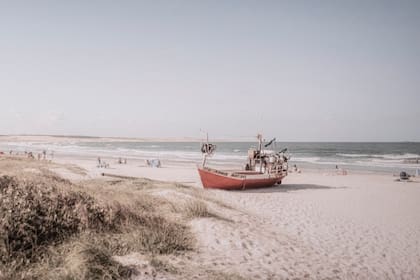 Una vista de playa que refleja el ritmo tranquilo del Uruguay