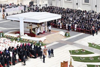 Una vista de San Pedro durante la ceremonia. Al igual que el funeral de Francisco, de un lado de la plaza se ubicó el clero; y del otro, las Casas Reales, funcionarios y demás invitados. A partir de la segunda fila, regía el orden alfabético: desde Andorra a Zambia.