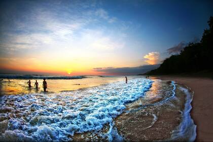Una vista de Santa Teresa, una playa de Costa Rica, el país que lidera los rankings de felicidad en América latina
