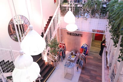 Una vista de THE COMITÉ. Ubicado en la calle Honduras 5670, el espacio de 350 mts2 y dos pisos se rediseñó bajo la
premisa de utilizar elementos orgánicos con curvas simples y naturales. En su interior predomina el color blanco, la elegancia del acero inoxidable, el uso de espejos y la vegetación como identidad de proyecto. La luz natural es protagonista gracias a un gran ventanal en el cielorraso del espacio. Cada rincón del local refleja la visión de sus fundadoras, ofreciendo a los clientes una experiencia visual y sensorial.