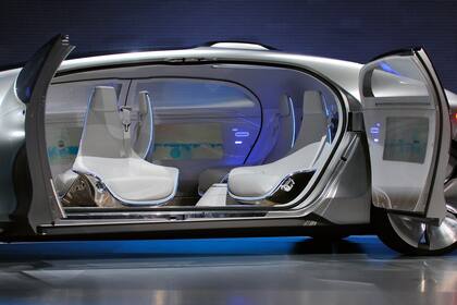 Una vista de un prototipo de vehículo autónomo de Mercedes Benz. Apple contrató a un ex jefe de diseño de la automotriz alemana y disparó los rumores del desarrollo de un auto para 2020