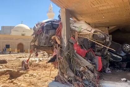 Una vista de un vehículo destruido que se estrelló contra un edificio a raíz de las inundaciones después de que la tormenta mediterránea "Daniel" azotara la ciudad de Derna, en el este de Libia.