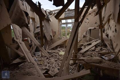 Una vista de una casa que se dice que fue dañada en los recientes bombardeos durante los enfrentamientos entre separatistas armenios y Azerbaiyán en la región separatista de Nagorno-Karabaj
