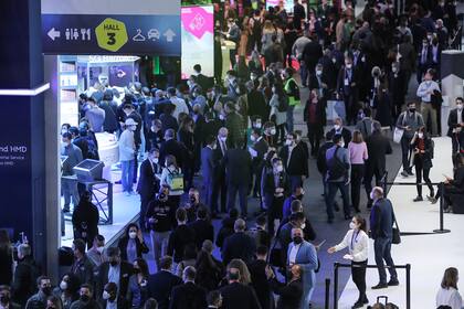 Una vista de uno de los pasillos del Congreso Mundial de Móviles, que volvió a una edición presencial tras una edición híbrida en el verano europeo de 2021