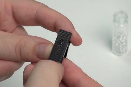 Una vista del accesorio creado con una impresora 3D que permite transformar la cámara de un celular en un microscopio