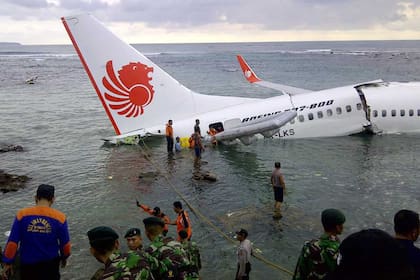 Una vista del accidente aéreo en Indonesia el pasado abril