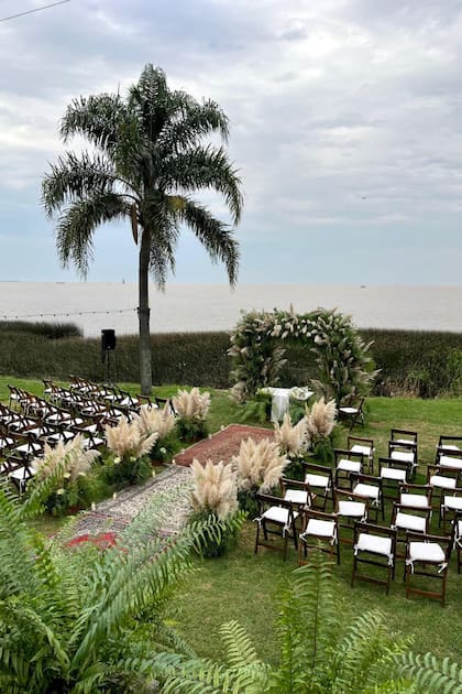 Una vista del altar, al lado de una palmera.