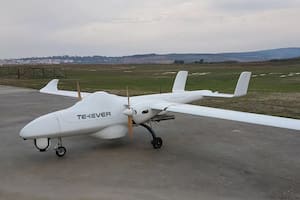 Este es el dron salvavidas equipado con una balsa para rescates en alta mar