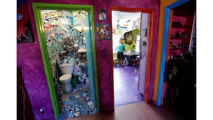 Una vista del baño mientras Gonzalo Durán trabaja en la cocina.