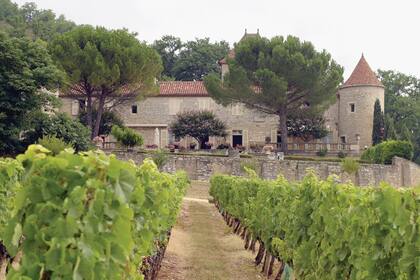 Una vista del castillo ubicado en Cahors, Francia, frente al río Lot. Lo compraron la reina Margarita y el príncipe consorte Henrik. Actualmente es el destino de las vacaciones de verano de su hijo menor, Joaquín, y su familia