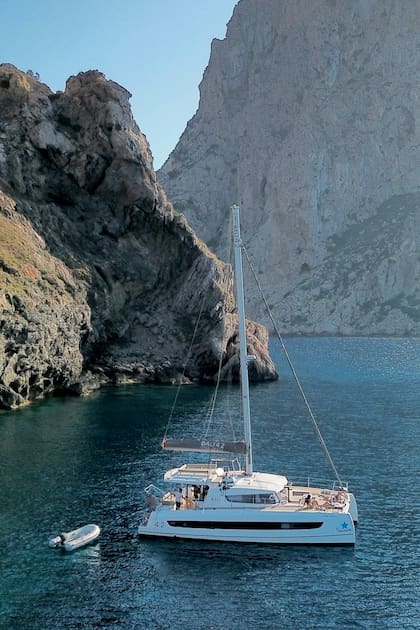 Una vista del
catamarán
en las
paradisíacas
aguas
baleares.
